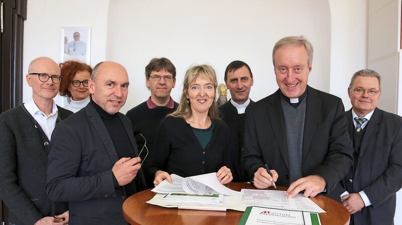 Generalvikar Michael Fuchs, hier mit der Umweltbeauftragten Beate Eichinger, verabschiedete mit seiner Unterschrift das Klimaschutzkonzept für die Diözese Regensburg.