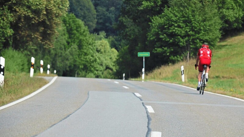 Auf der Kreisstraße von Prackenbach nach Fichtental sind häufig Radfahrer unterwegs. Ihr Ziel: der Regentalradweg. Bis sie den erreicht haben, müssen sie allerdings die kurvige Straße nutzen.
