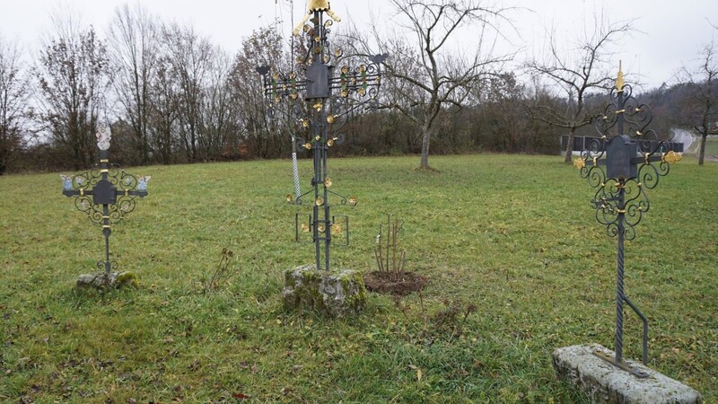 Diese Kreuze stehen auf der Streuobstwiese Wiesent Nord. Sie stammen aus dem früheren Schmiedekreuzgarten um die alte Pfarrkirche.