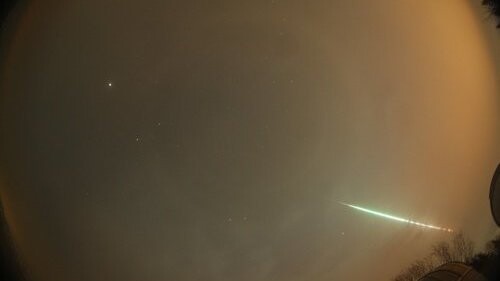 Eine besonders helle Feuerkugel ist in der Nacht zum 07.03.2016 über der Ortschaft Seewalchen (Oberösterreich) zu sehen. Wie die Universitäts-Sternwarte in München berichtete, handelte es sich um einen Meteor, der von Bayern bis ins Saarland sichtbar gewesen sei.