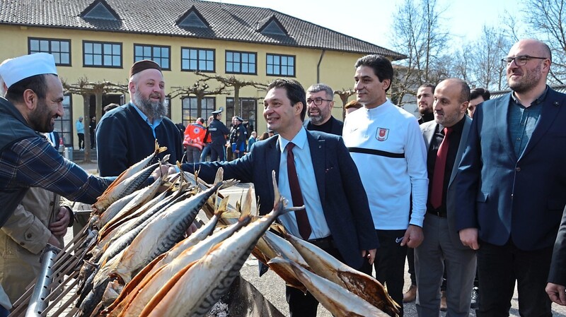 Bereits kurz vor Mittag hatte sich der türkische Generalkonsul Sülap Erdogan zum Besuch des Frühlingsfestes in Mainburg angesagt.