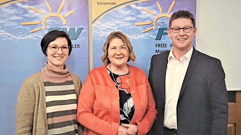 Die Organisatoren des FW-Ehrenamtsabends, Kerstin Haimerl-Kunze (links) und Bürgermeisterkandidat Helmut Fichtner, bedankten sich bei Ehrenamtsbeauftragter Eva Gottstein für ihren Besuch in Mainburg.