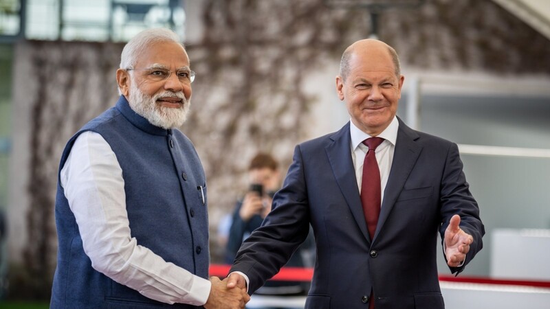 Bundeskanzler Olaf Scholz (r.) begrüßt am Montag Indiens Premierminister Narendra Modi zu den deutsch-indischen Regierungskonsultationen in Berlin.