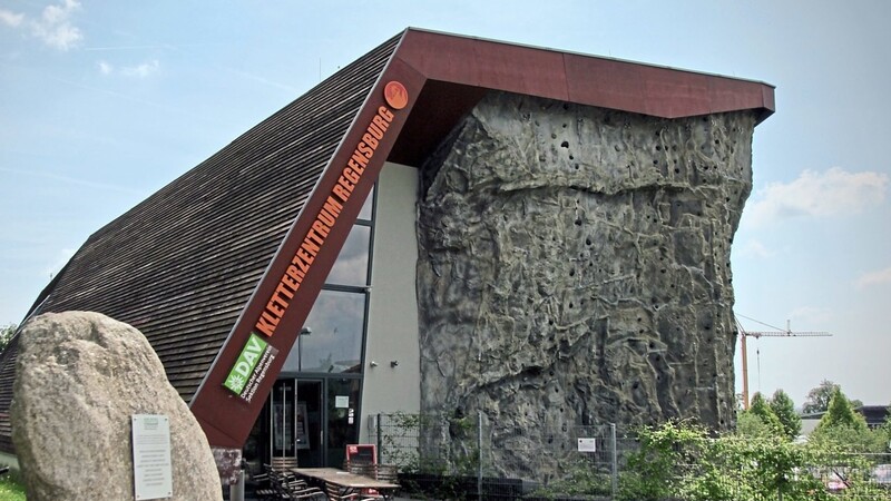 Vor 10 Jahren wurde das Kletterzentrum in Lappersdorf eröffnet. Der hier sichtbare Teil der Außenkletterwand wurde mit einer Glasfaser-Kunststoffmischung Zillertaler Granit nachgebildet.