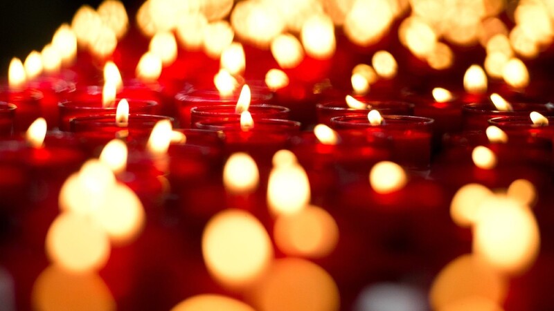 Mit Kerzen steckte ein Unbekannter am Freitag einen Kirchenführer in der Kirche St. Jodok in Brand. (Symbolbild)