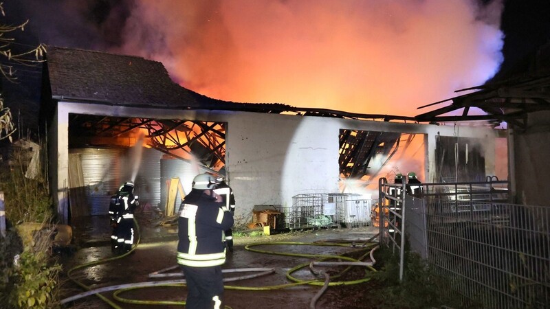 In Großhündlbach im Kreis Erding ist eine Halle ausgebrannt.