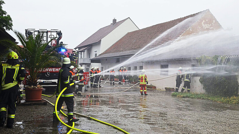 Die Brandbekämpfung erfolgte durch massiven Wassereinsatz mit neun Strahlrohren.