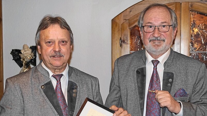 2. Vorsitzender Peter Dobler (rechts) überreicht an den 1. Vorsitzenden Rudi Lüttke zum Doppeljubiläum die Urkunde und einen Pokal.