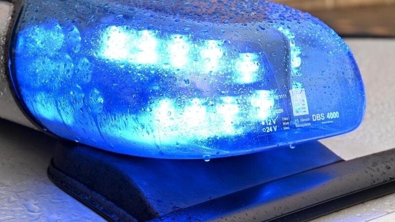Ein Streifenwagen der Polizei steht mit eingeschaltetem Blaulicht.