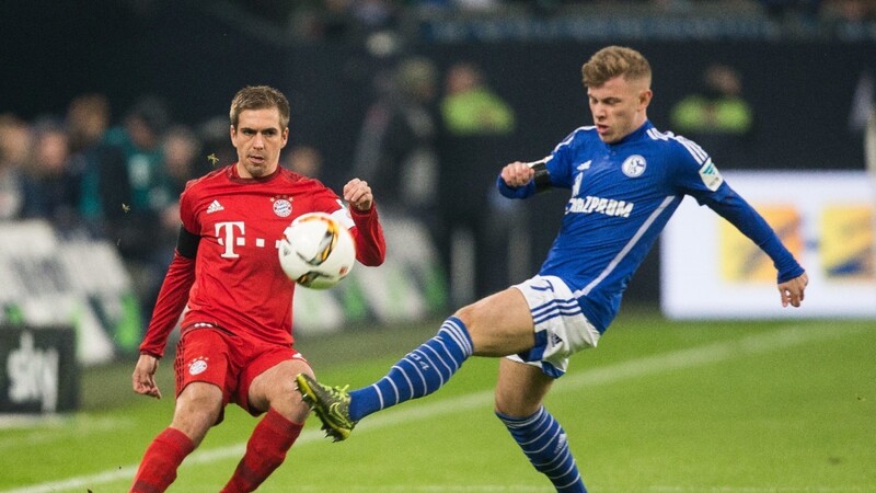 Die Bayern (links Kapitän Philipp Lahm) gewinnen das Topspiel beim FC Schalke 04.