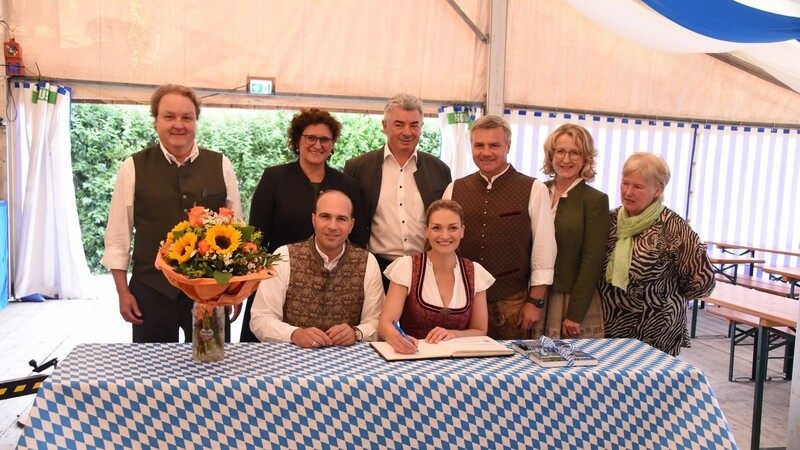 Der Eintrag ins Goldene Buch der Marktgemeinde Velden durfte nicht fehlen, begleitet unter anderem von Politiker-Kollegen sowie Landrat Peter Dreier und Bürgermeister Ludwig Greimel (3. und 5. von rechts).