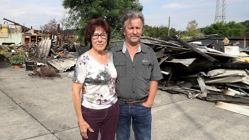 Renate und Gunther "Jimmy" Dossenbach eine Woche nach der Brandkatastrophe. Sie danken alle Gästen und Helfern, die sie in der schweren Zeit unterstützen.
