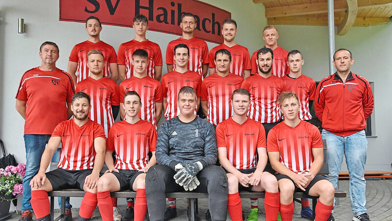 Als "kleine Familie" beschreibt Trainer Michael Kronfelder (r.) die Mannschaft des SV Haibach.