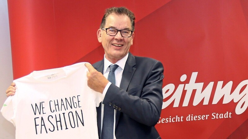Stolz auf sein Siegel: Beim Besuch in der AZ-Redaktion präsentiert Entwicklungsminister Gerd Müller ein T-Shirt mit dem Grünen Knopf.
