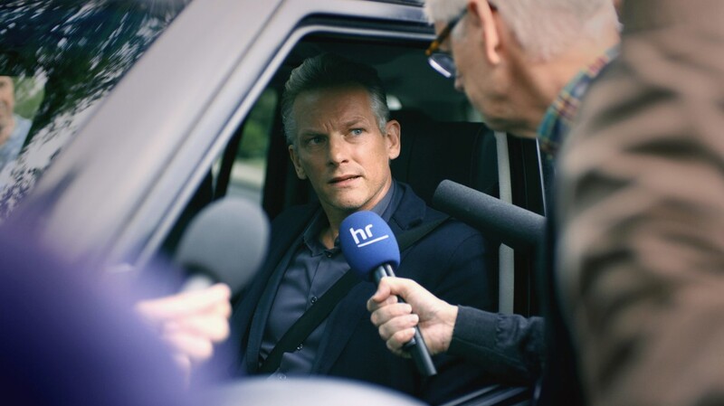 Maarten Jansen (Barry Atsma) und Reporter (Helmut Reitze).