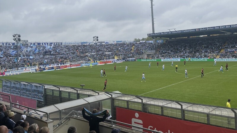 Trotz nasskalten Wetters ist ein Heimspiel des TSV 1860 eine besondere Erfahrung.