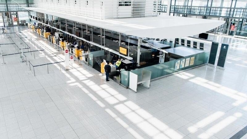Paradoxe Situation: München ist laut einer Abstimmung unter Passagieren der beliebteste Flughafen Europas - gleichzeitig sind die Terminals wegen der Maßnahmen gegen Sars-CoV2 praktisch leer. (Symbolbild)