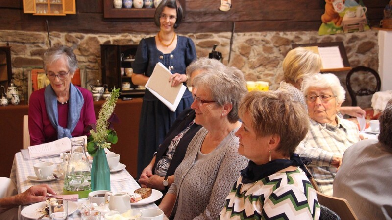 Elisabeth Grotz (stehend) begrüßte die Gäste des Erzählcafés. Anneliese Grotz (li.) trug einiges aus ihren Aufzeichnungen vor.