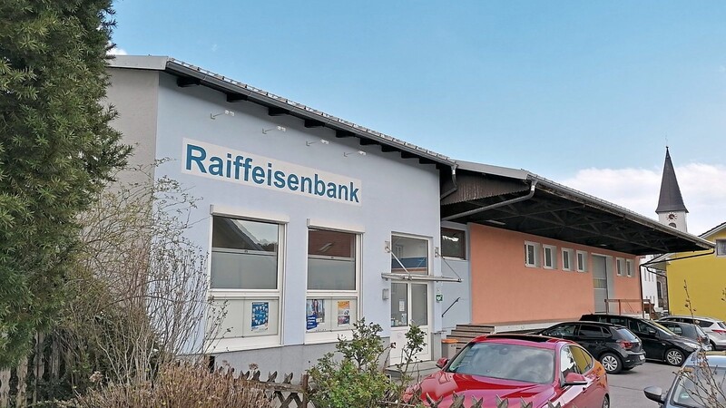 Das bisherige Raiffeisenbankgebäude in Schaufling, daneben das frühere Lagerhaus, das bis 1997 von Raiffeisen betrieben wurde. Im Hintergrund der Schauflinger Kirchturm.