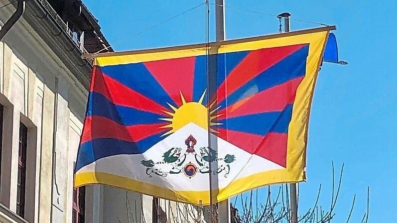 Die tibetische Flagge vor dem Viechtacher Rathaus.