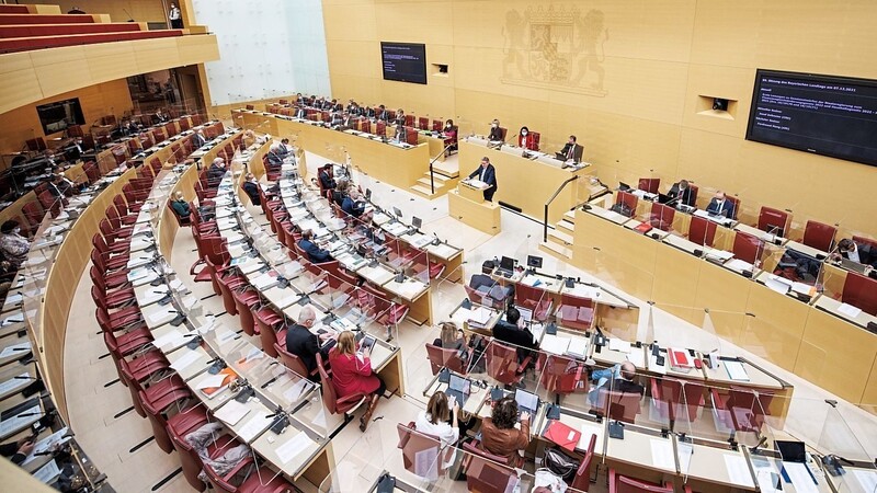 Das Plenum des bayerischen Landtags könnte nach der nächsten Wahl 236 statt den vorgesehenen 180 Abgeordneten Platz bieten müssen.