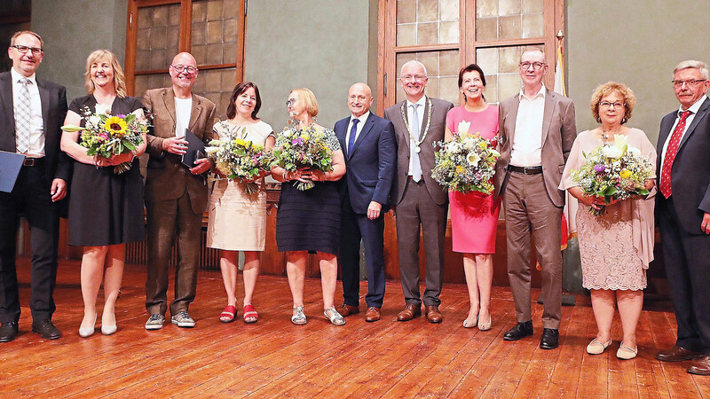 Oberbürgermeister Alexander Putz mit allen Geehrten des Sommerempfangs der Stadt Landshut und deren Partnern.
