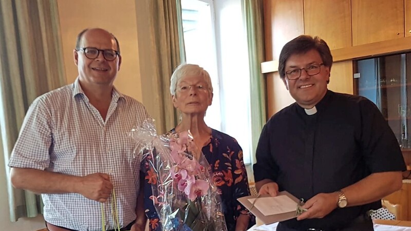 Zweiter Bürgermeister Klaus Leopold (l.) und Pfarrer Günter Müller bedankten sich bei Juliane Grzimek für ihr Engagement.