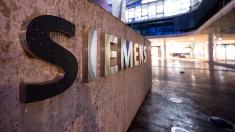 Das Logo von Siemens an der Firmenzentrale in München.