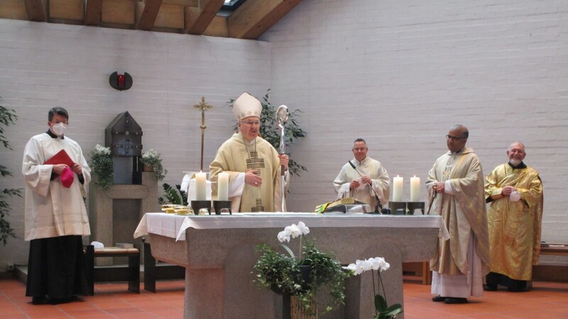 Bischof Rudolf Voderholzer spendete beim Gottesdienst den kirchlichen Segen.