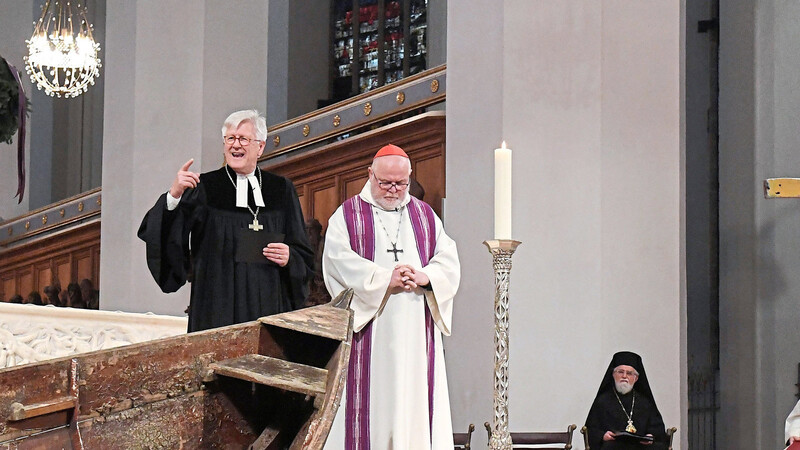 Landesbischof Heinrich Bedford-Strohm (li.) und Kardinal Reinhard Marx beim ökumenischen Gottesdienst zum Gedenken an die Toten im Mittelmeer vor einem Jahr im Münchner Dom.