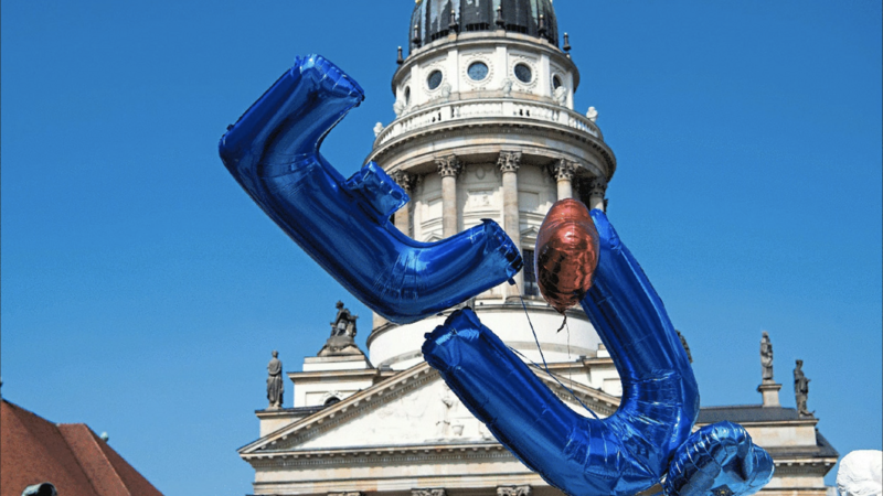 Luftballons in Form der Buchstaben EU schweben bei einer Veranstaltung von ?Pulse of Europe? auf dem Gendarmenmarkt in Berlin in