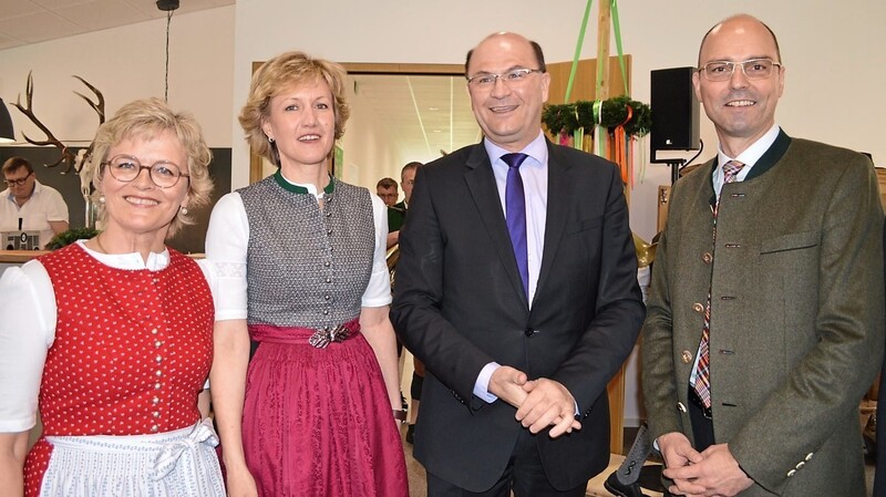 Finanzminister Albert Füracker (2. v. r.) konnten (v. l.) Rita, Petra und Franz Högl zum Jubiläum auf ihrem Betrieb in Dietrichsdorf begrüßen.