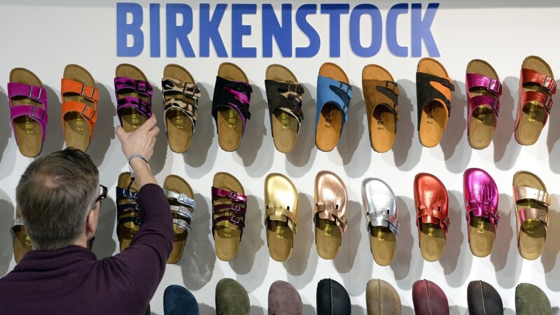 "Birkenstock" ist längst mehr als ein Gesundheitsschuh. Auch Sänger und Models tragen ihn - daher die neuen Muster und Farben.