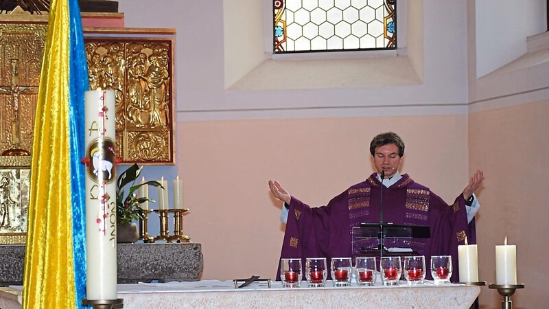 Der Friedensgottesdienst ging Pfarrer Alexander Dyadychenko sehr nahe. Die Farben der Ukraine schmückten den Altar.