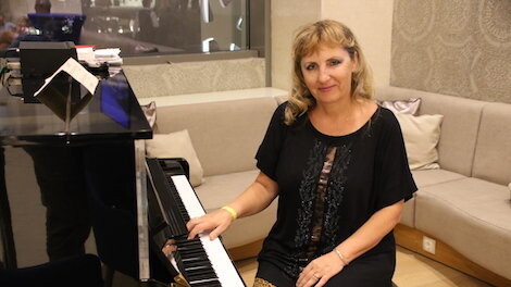 Svitlana Konoplyova spielt normalerweise in ukrainischen Opernhäusern. Jetzt ist sie vorm Krieg geflohen. In Bulgarien verdient sie sich ein Zubrot als Pianistin in Hotellobbys.