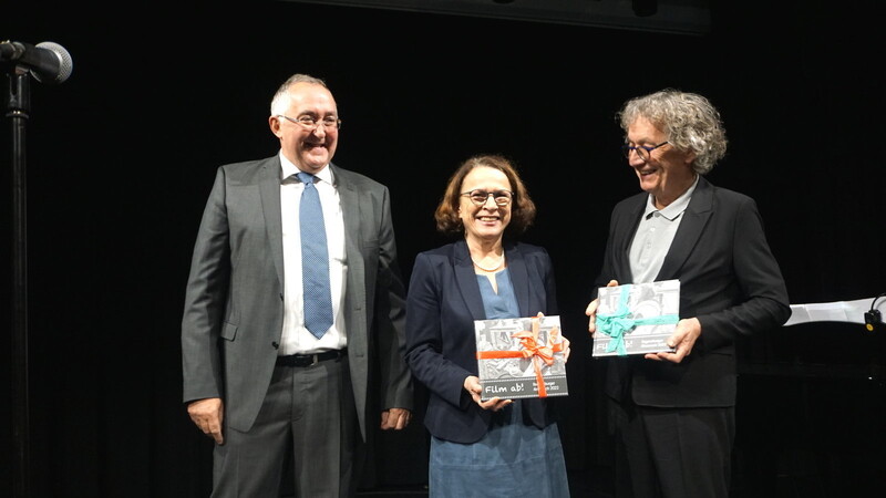 Josef Roidl (v.l.), Gertrud Maltz-Schwarzfischer und Peter Morsbach mit dem neuen Almanach.