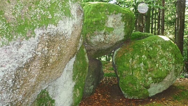 Interessante Steinformationen erfreuen den Wanderer.