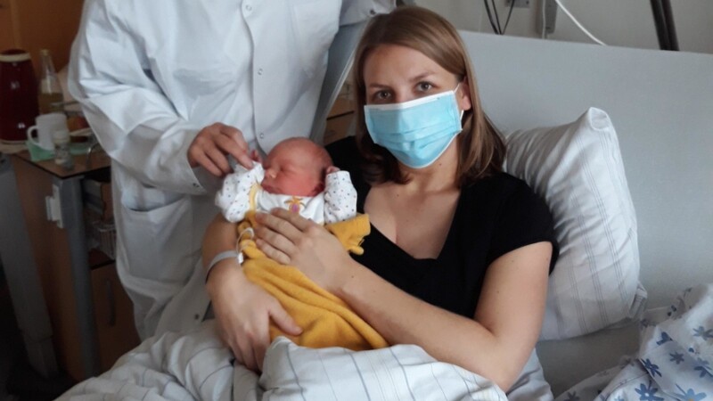 Dr. Berta Boknik gratulierte Mama Christina Ellerbeck zur Geburt des kleinen Max. Foto: Astrid Hausladen