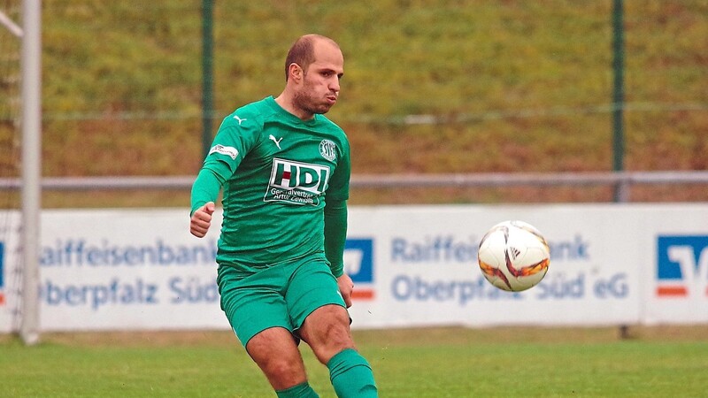 Arber Morina (r. ) ist mit 34 Jahren noch der Dreh- und Angelpunkt im Spiel des Landesligazweiten Fortuna Regensburg.