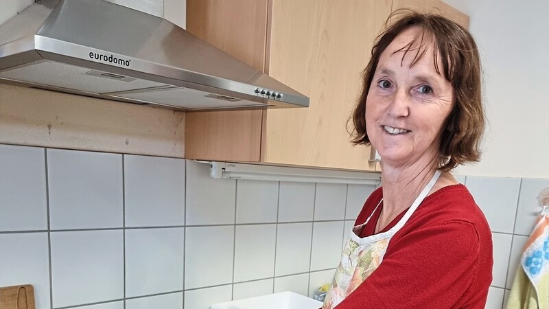 Kaiserschmarrn mit Apfelkompott: Ingela Schlappa hat an der Seite von Schwester Brigitte jahrelang für Bedürftige gekocht. Seit gut zwei Jahren ist sie nun zuständig für die Armenküche des Ursulinen-Klosters.