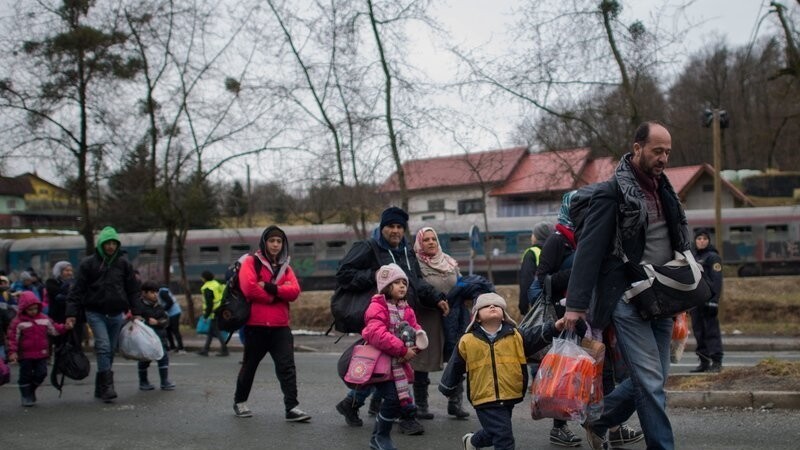 Flüchtlinge an der österreichisch-slowenischen Grenze. Am Mittwoch begrenzt die österreichische Innenministerin Mikl-Leitner (ÖVP) die Zahl der einreiseberechtigten Flüchtlinge an der Südgrenze pro Tag auf 80 Personen.