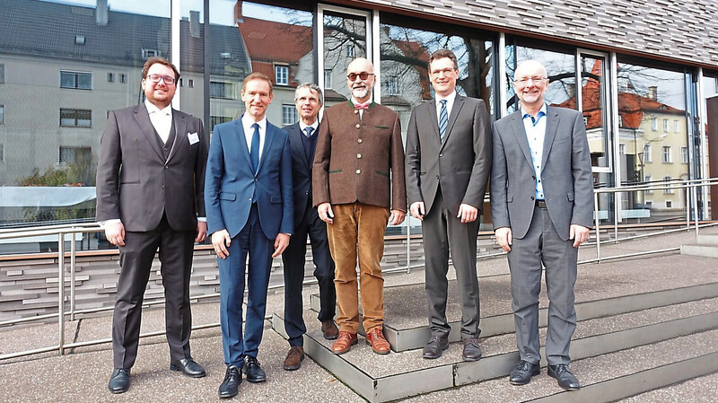 Johannes Stoiber, Rainer Haselbeck, Bernhard Grau, Archivdirektor Martin Rüth und sein Nachfolger Thomas Paringer und Alexander Putz (von links)