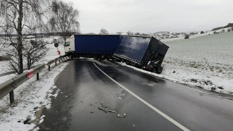 Nach dem Schneetreiben am Donnerstagmittag rutschte ein Laster bei Eschlkam in den Graben. Auch andernorts im Landkreis Cham wurde es glatt.
