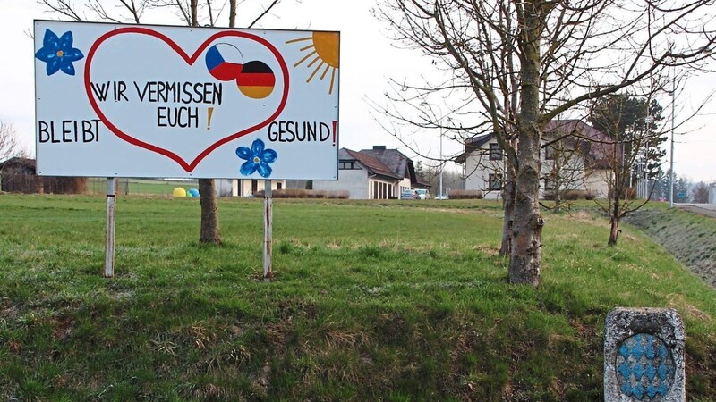 Direkt an der Grenze hatte die Gemeinde Vseruby diese Tafel mit dem Spruch "Wir vermissen Euch - Bleibt gesund" aufgestellt.