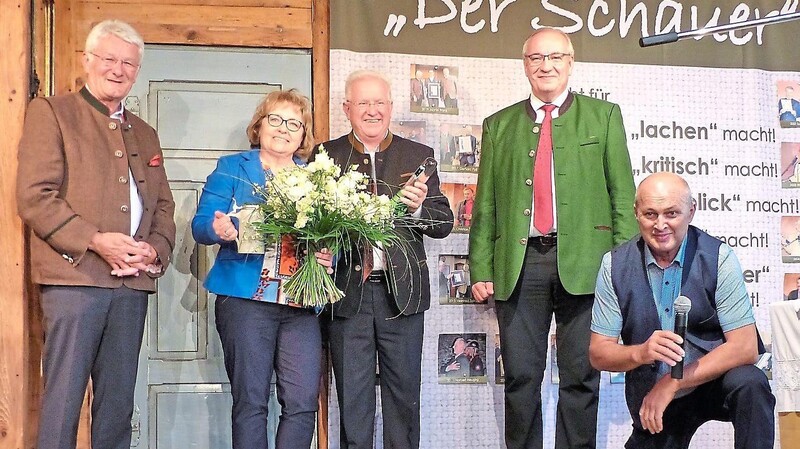 Paul Windschüttl (Dritter von links) wird mit dem Schauer-Kulturpreis für 2020/21 ausgezeichnet.