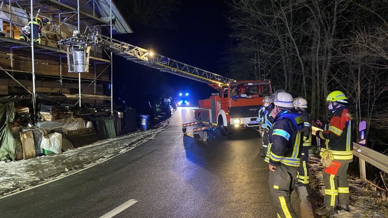Einsatz am Mittwochabend: Mit Hilfe der Drehleiter unterstützte die Feuerwehr Bad Kötzting den BRK-Rettungsdienst beim Transport eines Patienten.