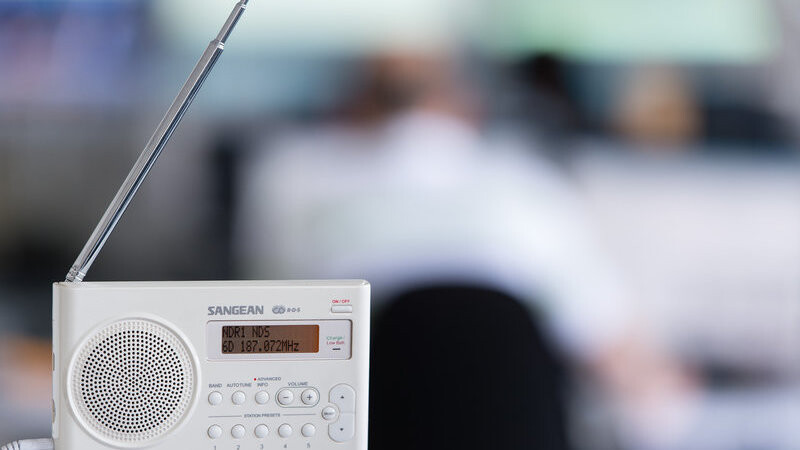 Ein digitaler Radioempfänger steht am 30.05.2016 in Hannover (Niedersachsen) in einem Büro.