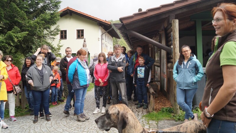 Claudia Schuh mit Dogge "Tessa" beim Empfang der Tierpaten bei der Eingangspforte