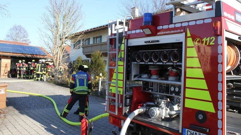 Die Feuerwehren Altenkreith, Mitterdorf und Roding rückten zu einer Rauchentwicklung im Keller eines Wohnhauses aus.