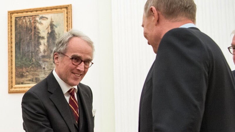Shakehands mit Wladimir Putin (r.): Rüdiger von Fritsch war fünf Jahre lang Deutschlands Botschafter in Russland (Archivfoto).